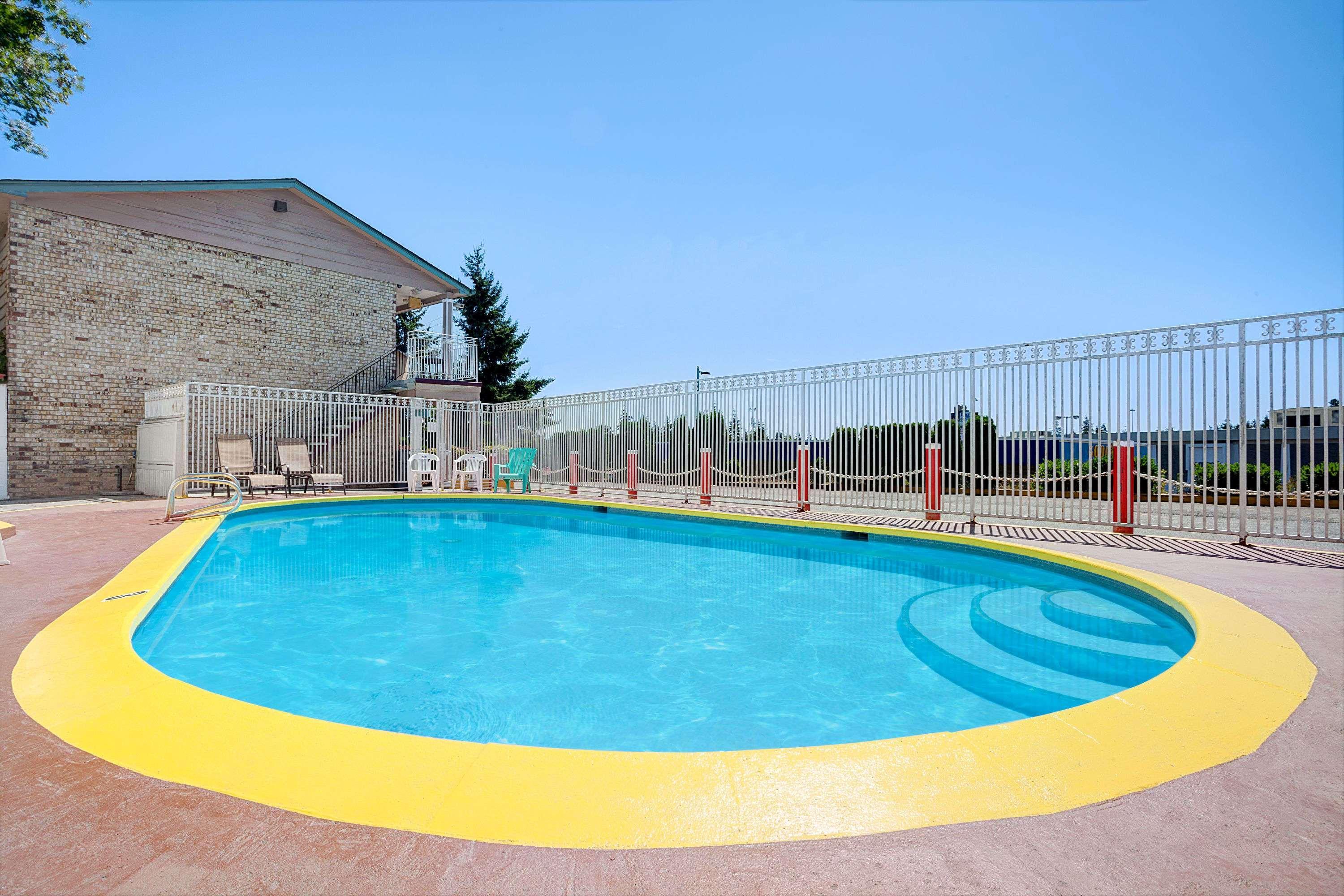 Days Inn By Wyndham Everett Exterior photo