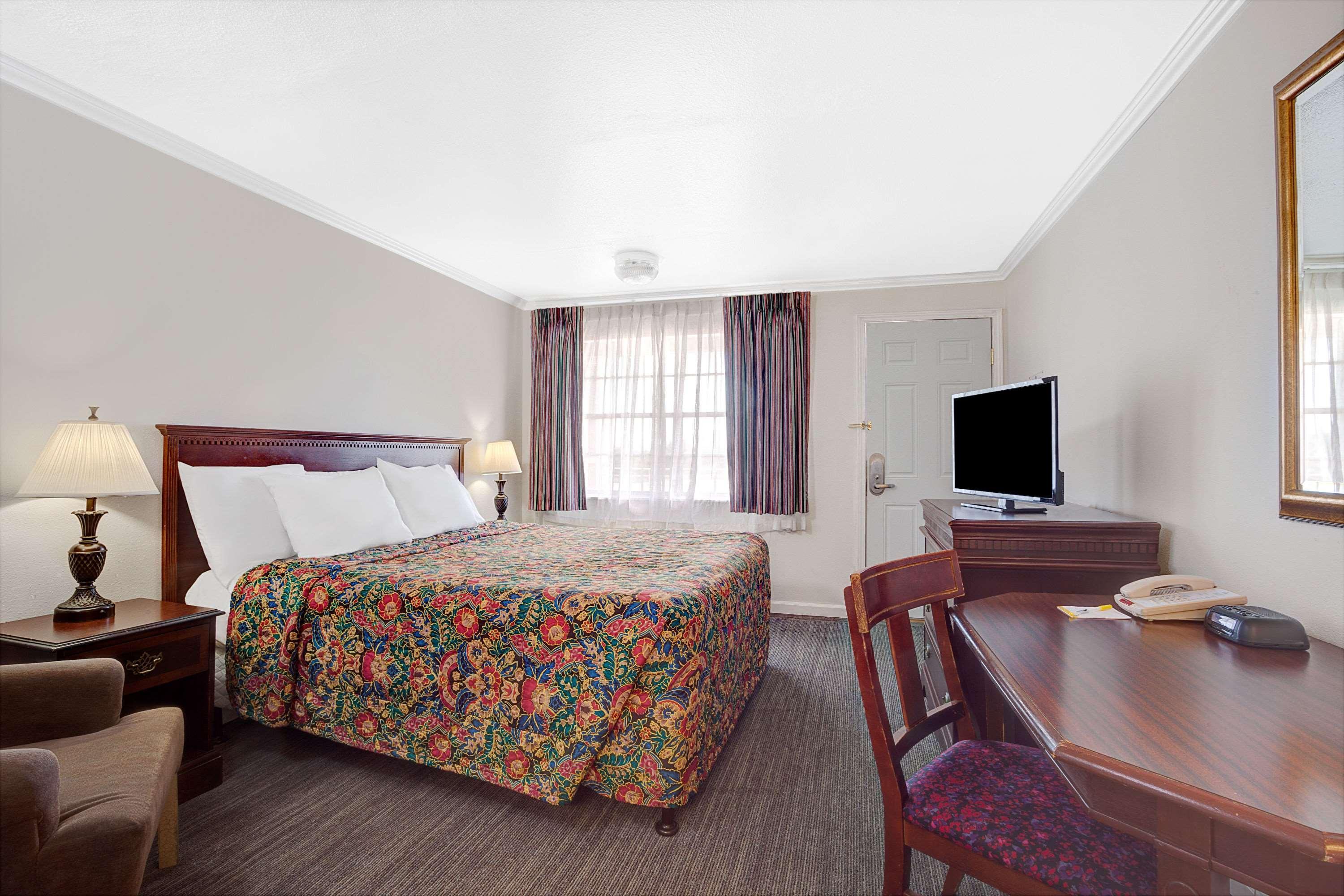 Days Inn By Wyndham Everett Exterior photo