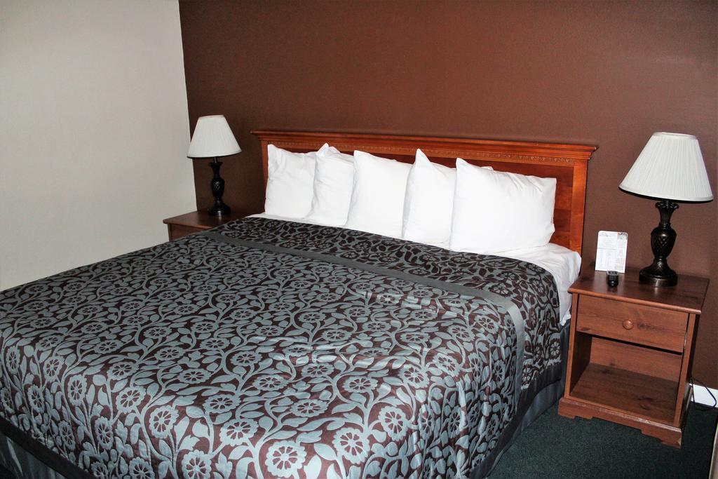 Days Inn By Wyndham Everett Exterior photo