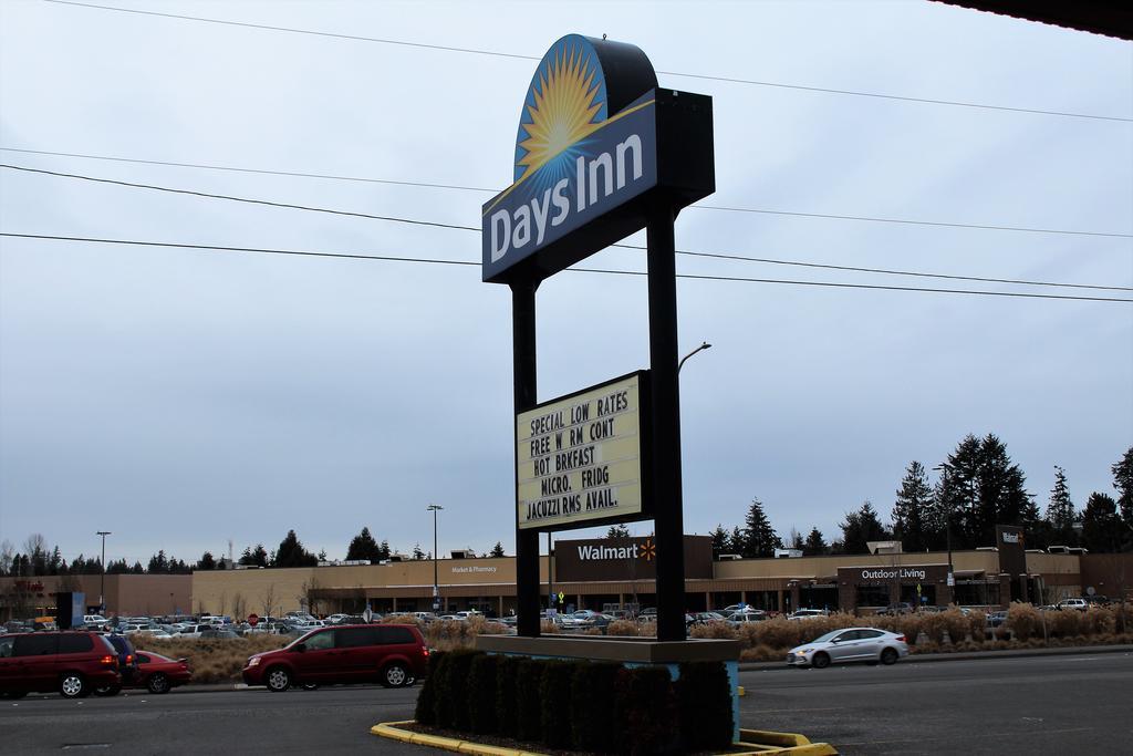 Days Inn By Wyndham Everett Exterior photo